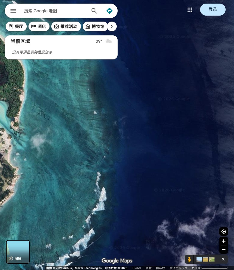 Rifles公开坐标附近的岛岸、浅色礁盘水域与外侧破浪带；地图锚点不代表船道、下水点或精确浪峰。 Google Maps卫星图；2026-09-11查看，北向上。